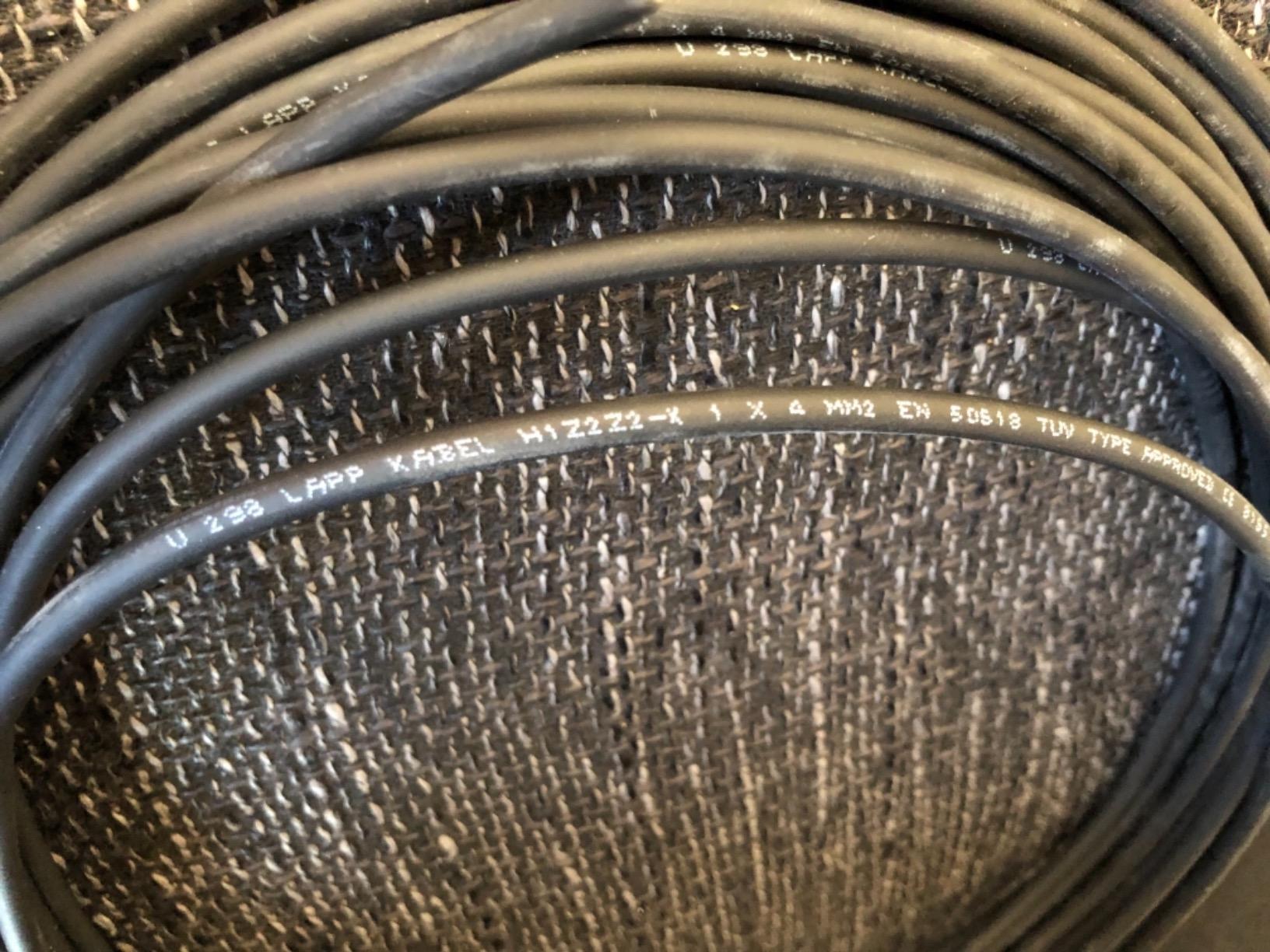 Schwarzes Kabel